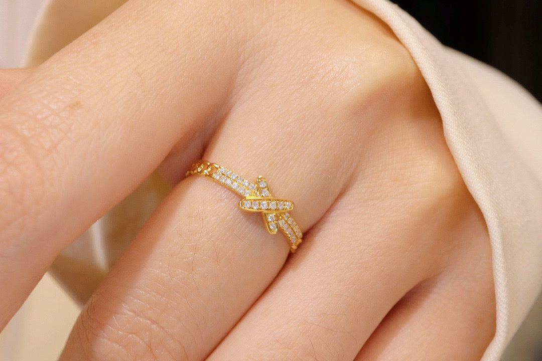 Vintage 18K Solid Gold Diamond X Ring