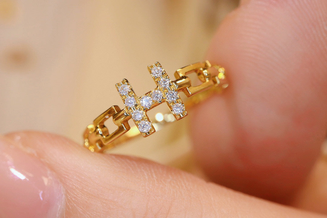 Vintage 18K Solid Gold Diamond H Ring