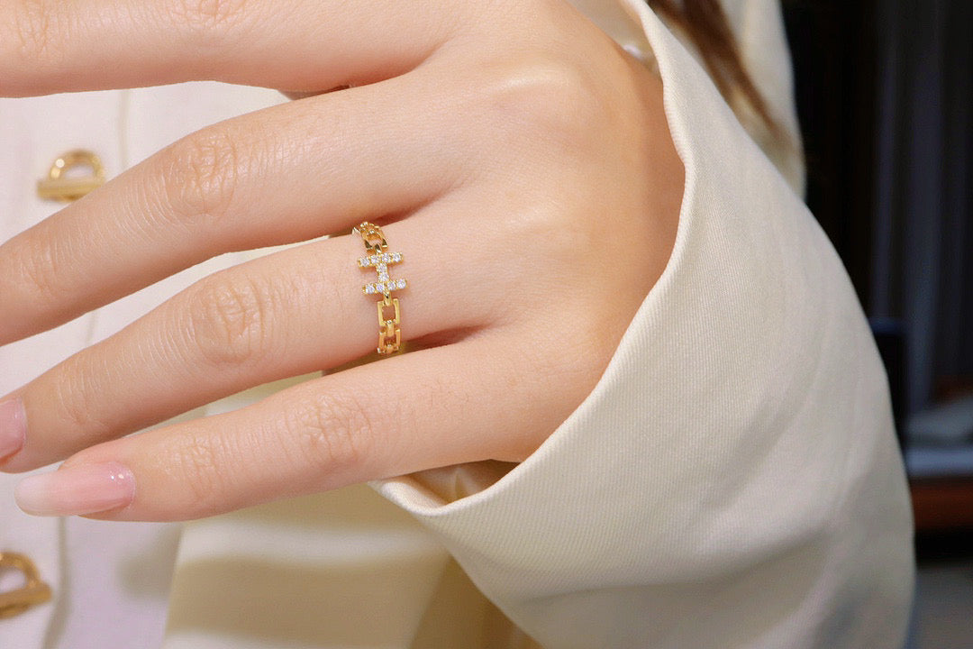 Vintage 18K Solid Gold Diamond H Ring