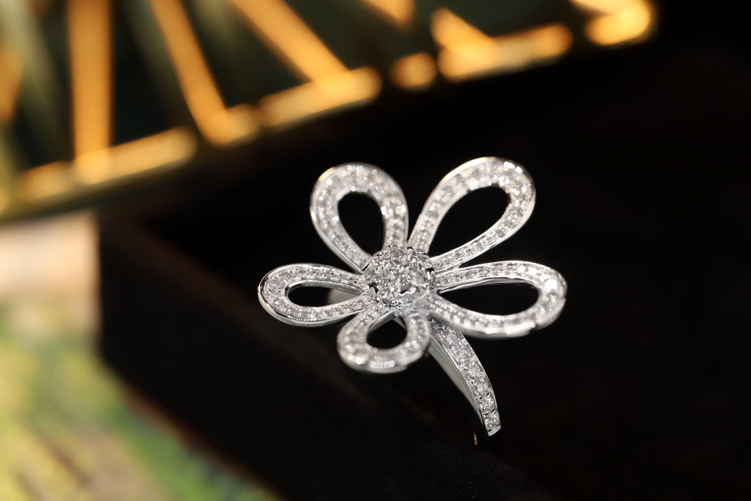 Vintage 18K Solid Gold Diamond Flower Ring