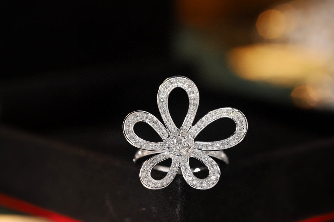 Vintage 18K Solid Gold Diamond Flower Ring