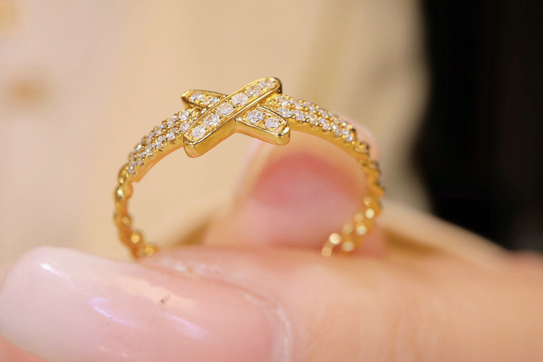 Vintage 18K Solid Gold Diamond X Ring