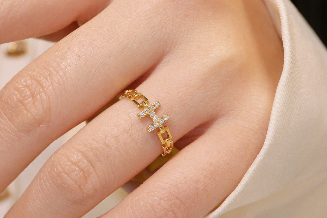 Vintage 18K Solid Gold Diamond H Ring