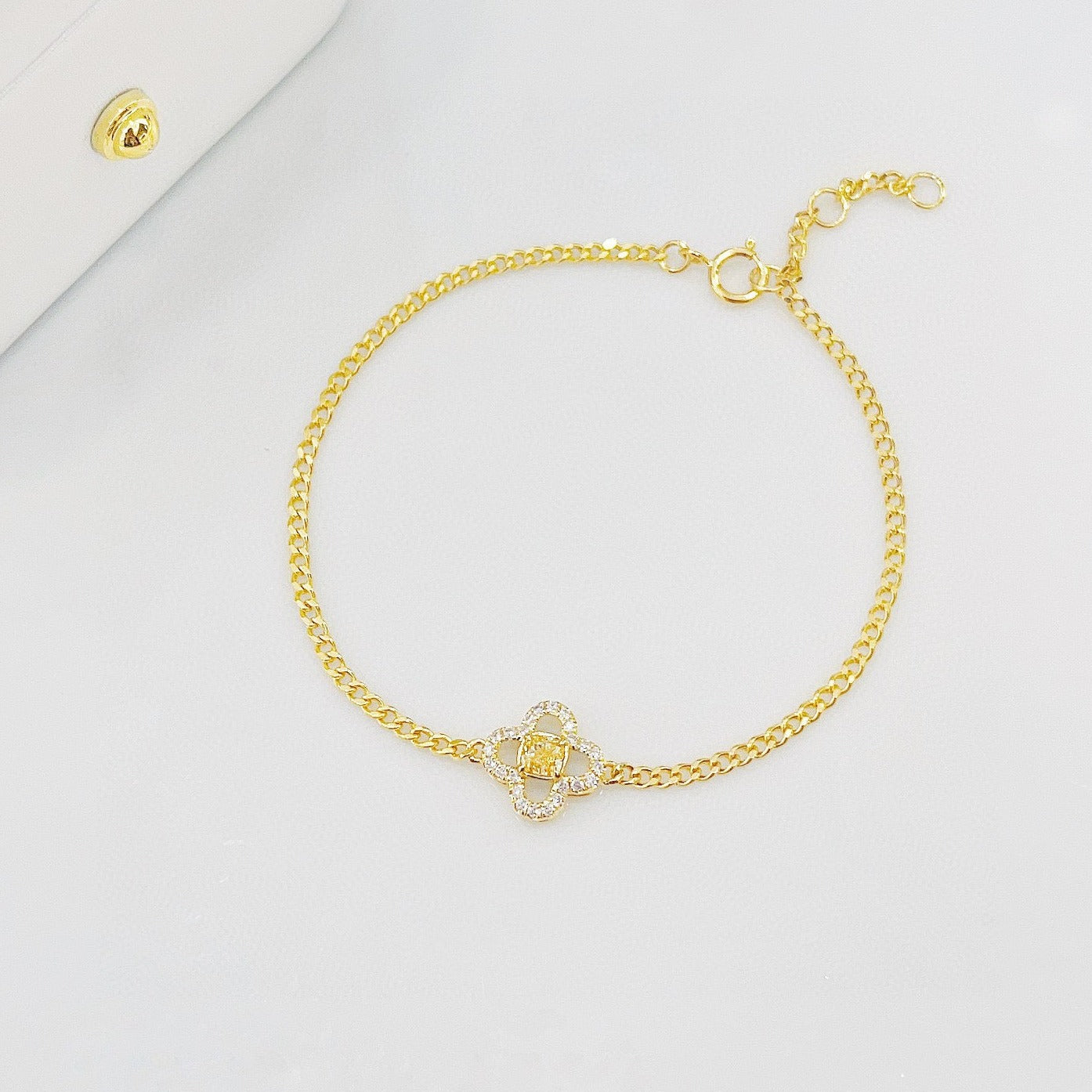 Vintage 18K Solid Gold Yellow Gold Clover Bracelet