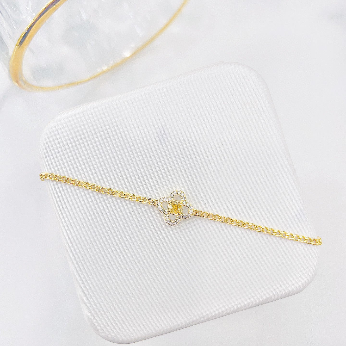 Vintage 18K Solid Gold Yellow Gold Clover Bracelet