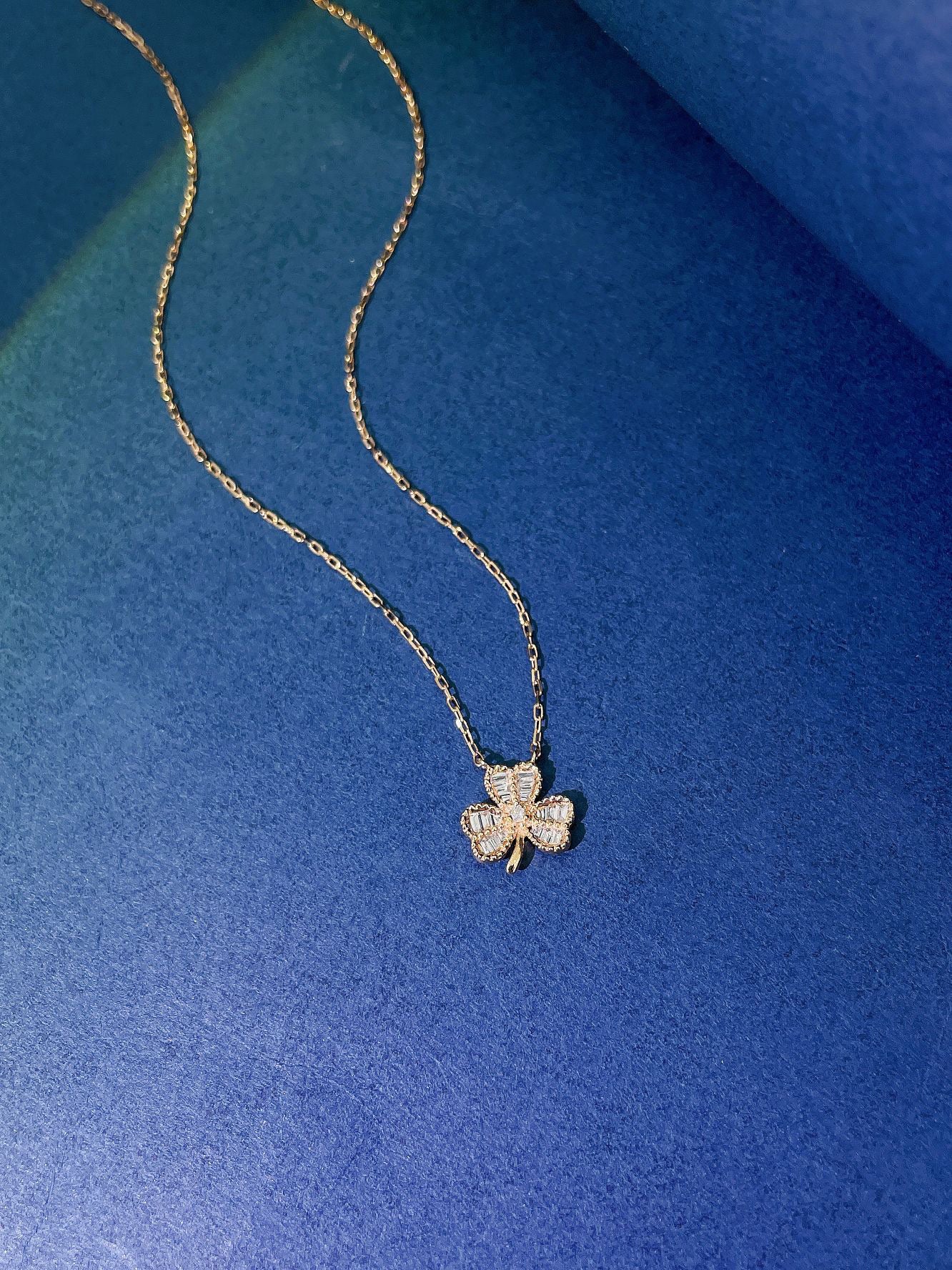 Vintage 18K Solid Gold Full Diamond Three Leaf Clover Pendant Necklace