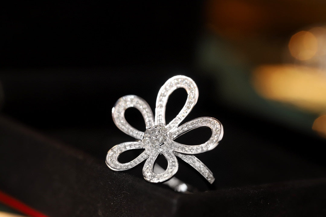 Vintage 18K Solid Gold Diamond Flower Ring