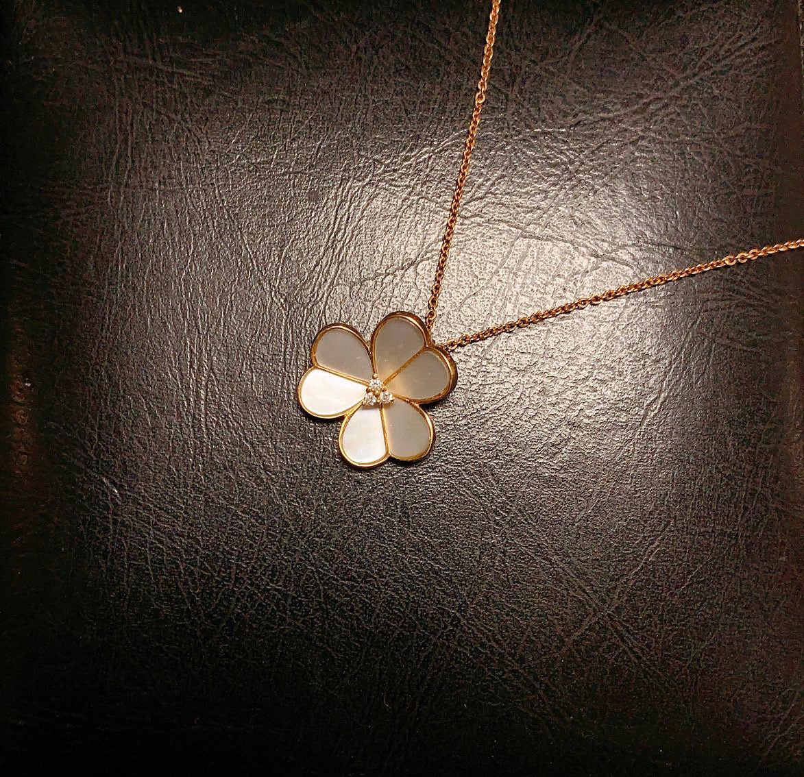 Vintage 18K Solid Gold Three Leaf Flower Necklace