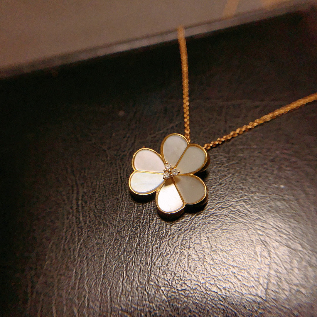 Vintage 18K Solid Gold Three Leaf Flower Necklace