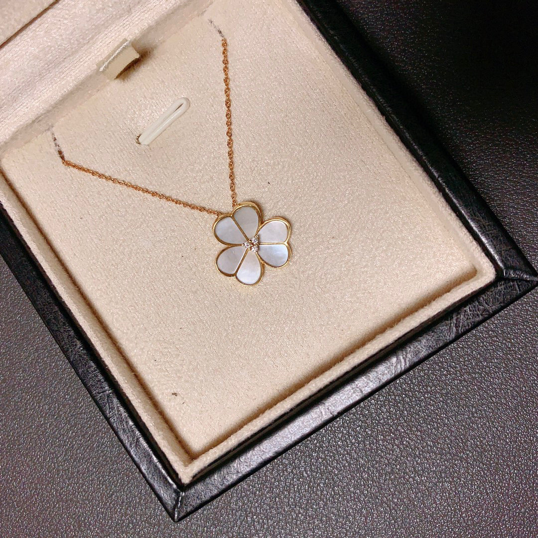 Vintage 18K Solid Gold Three Leaf Flower Necklace