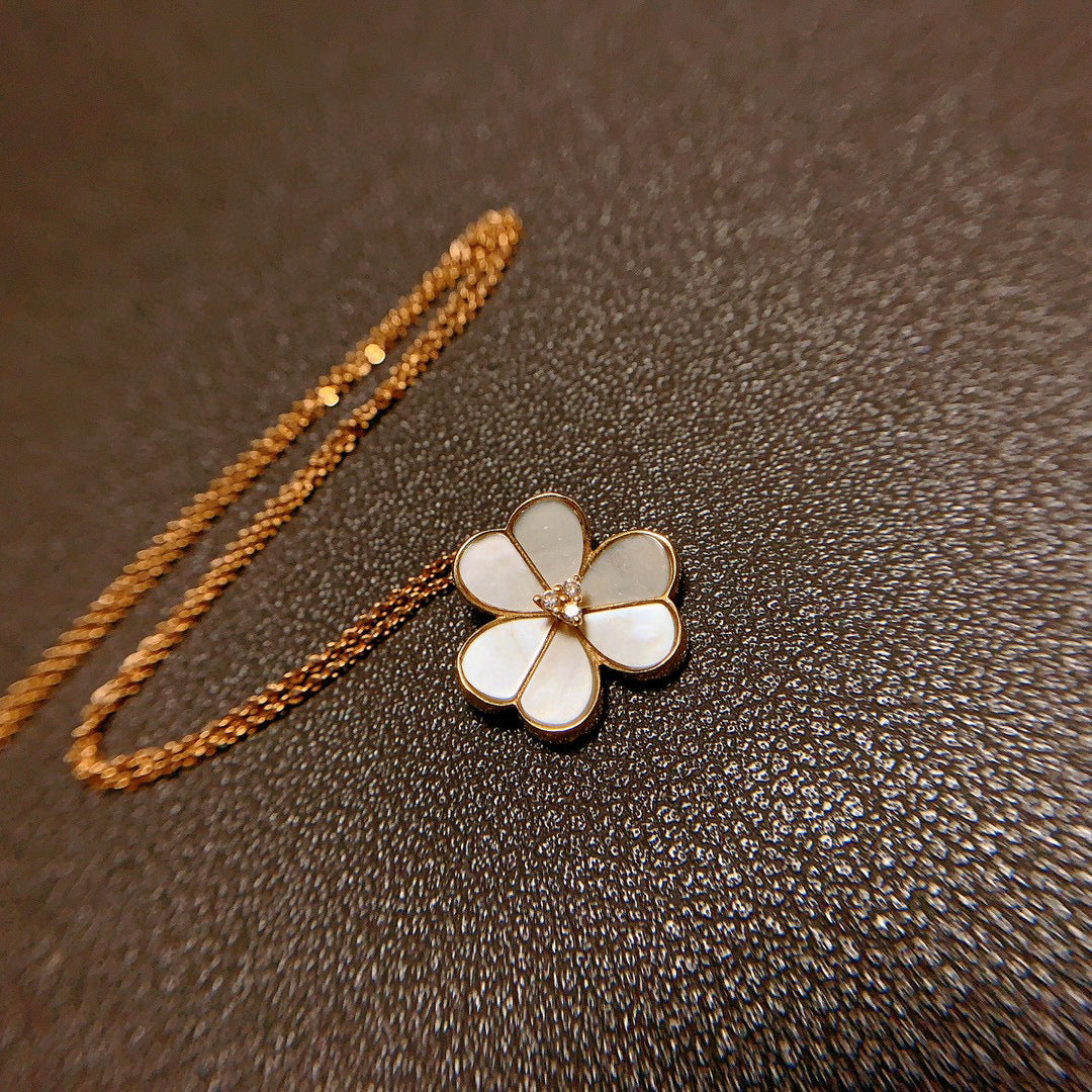 Vintage 18K Solid Gold Three Leaf Flower Necklace