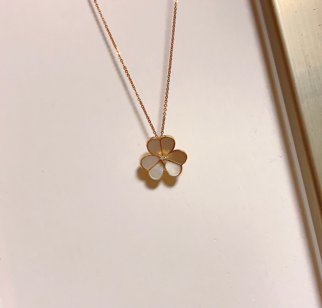 Vintage 18K Solid Gold Three Leaf Flower Necklace