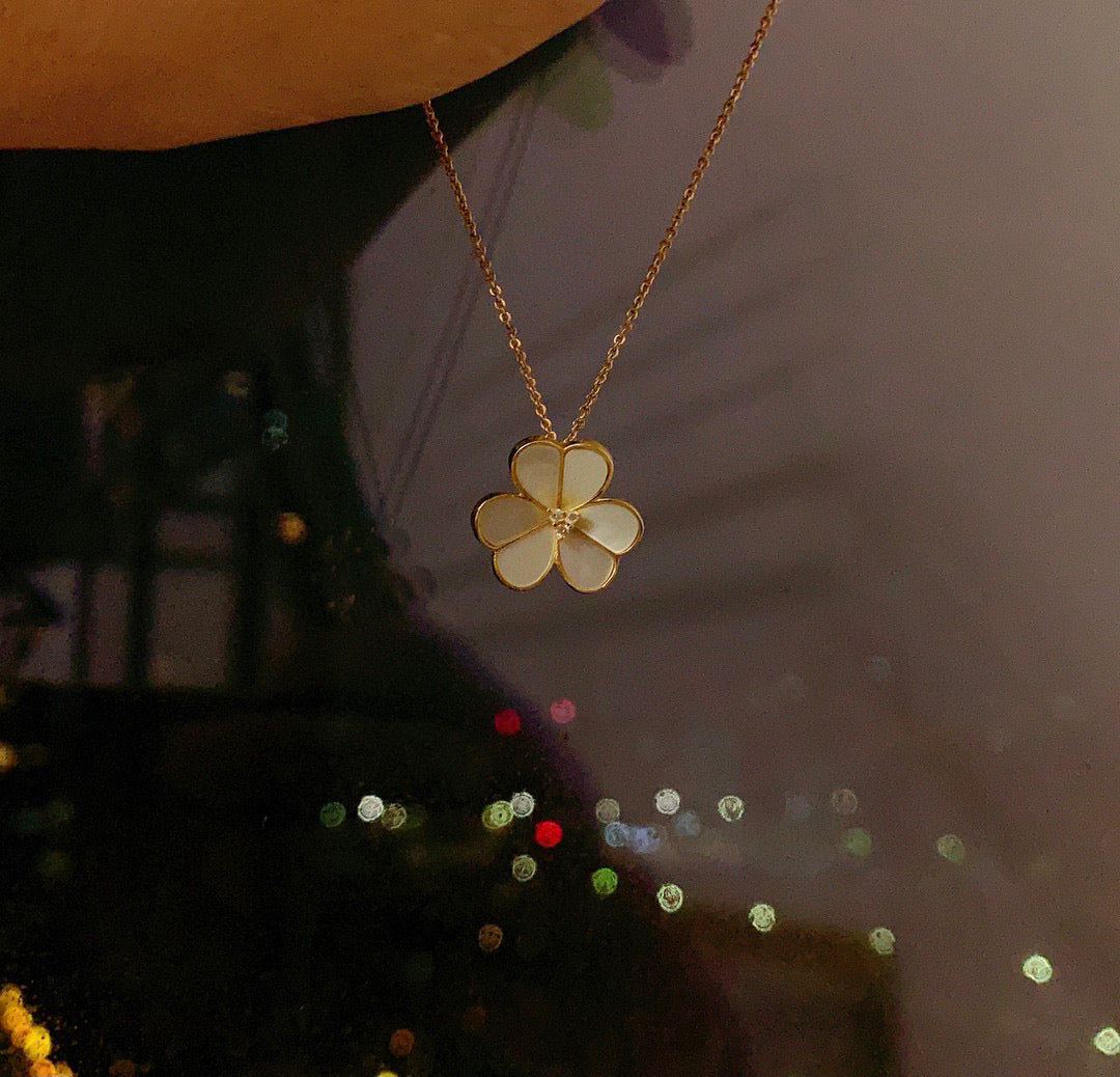 Vintage 18K Solid Gold Three Leaf Flower Necklace