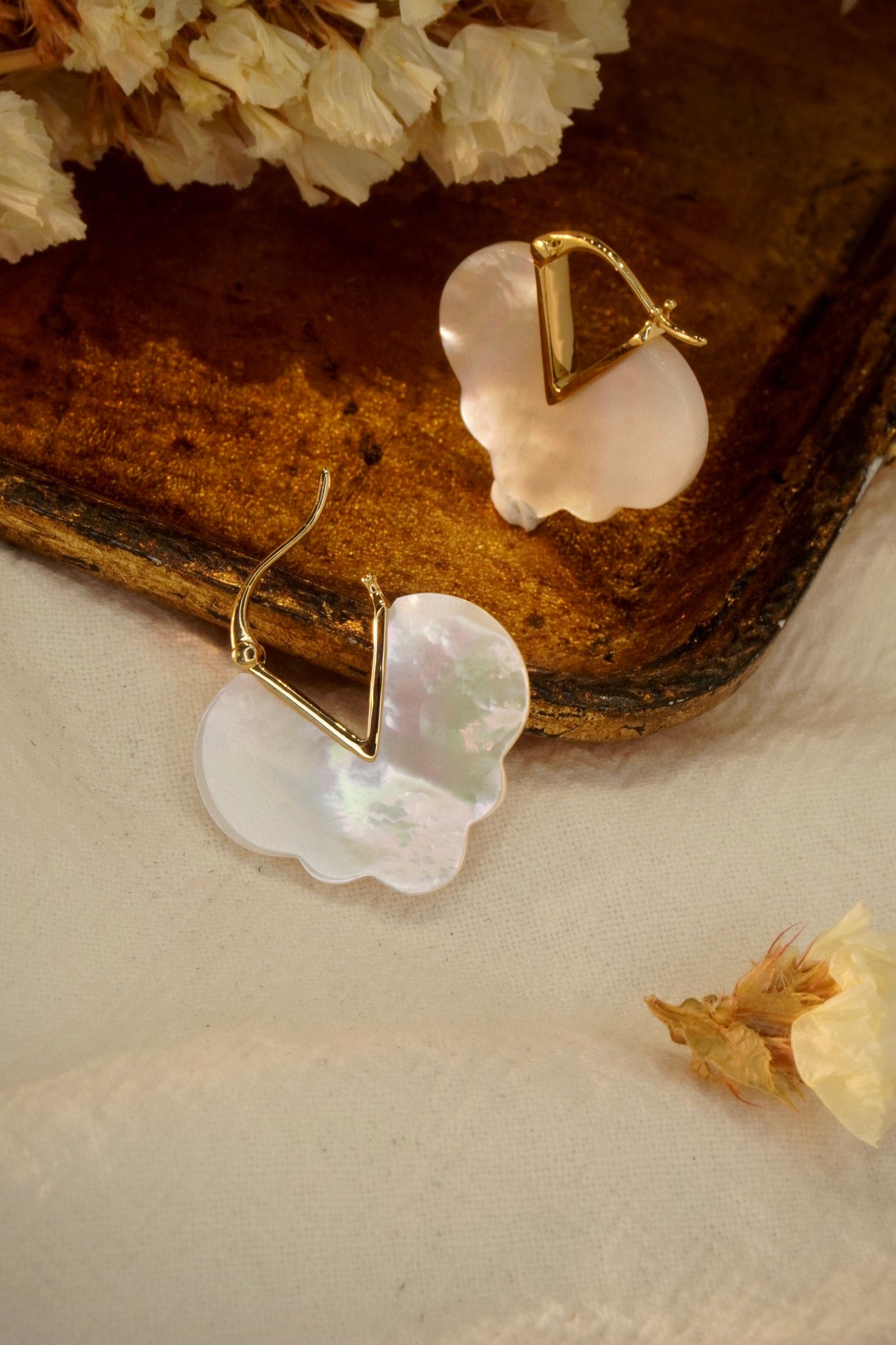 Classic 18K Solid Gold Heart Natural Mother of Pearl Hoop Earrings