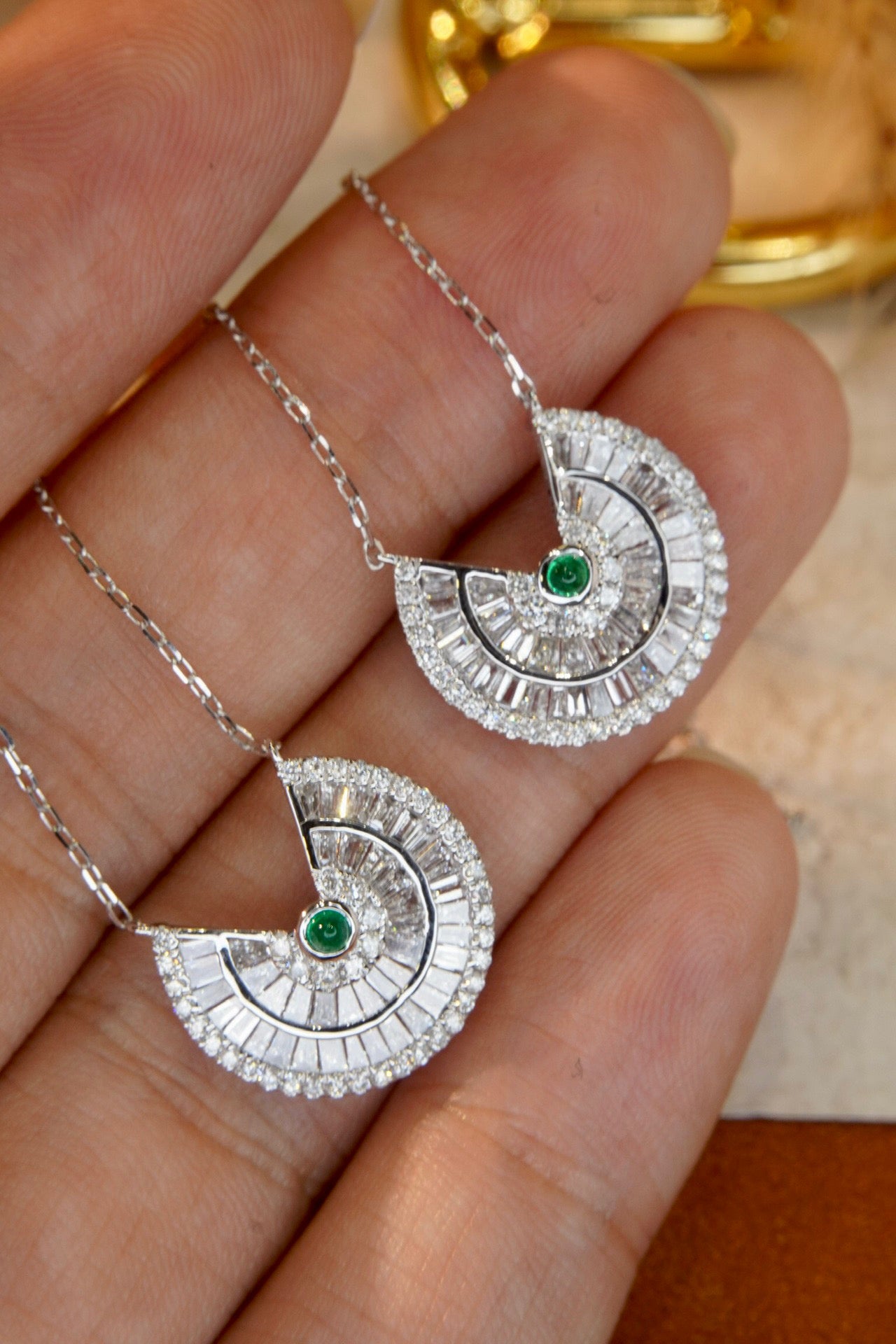 Vintage 18K Solid Gold Full Diamond With Natural Emerald Pendant Necklace