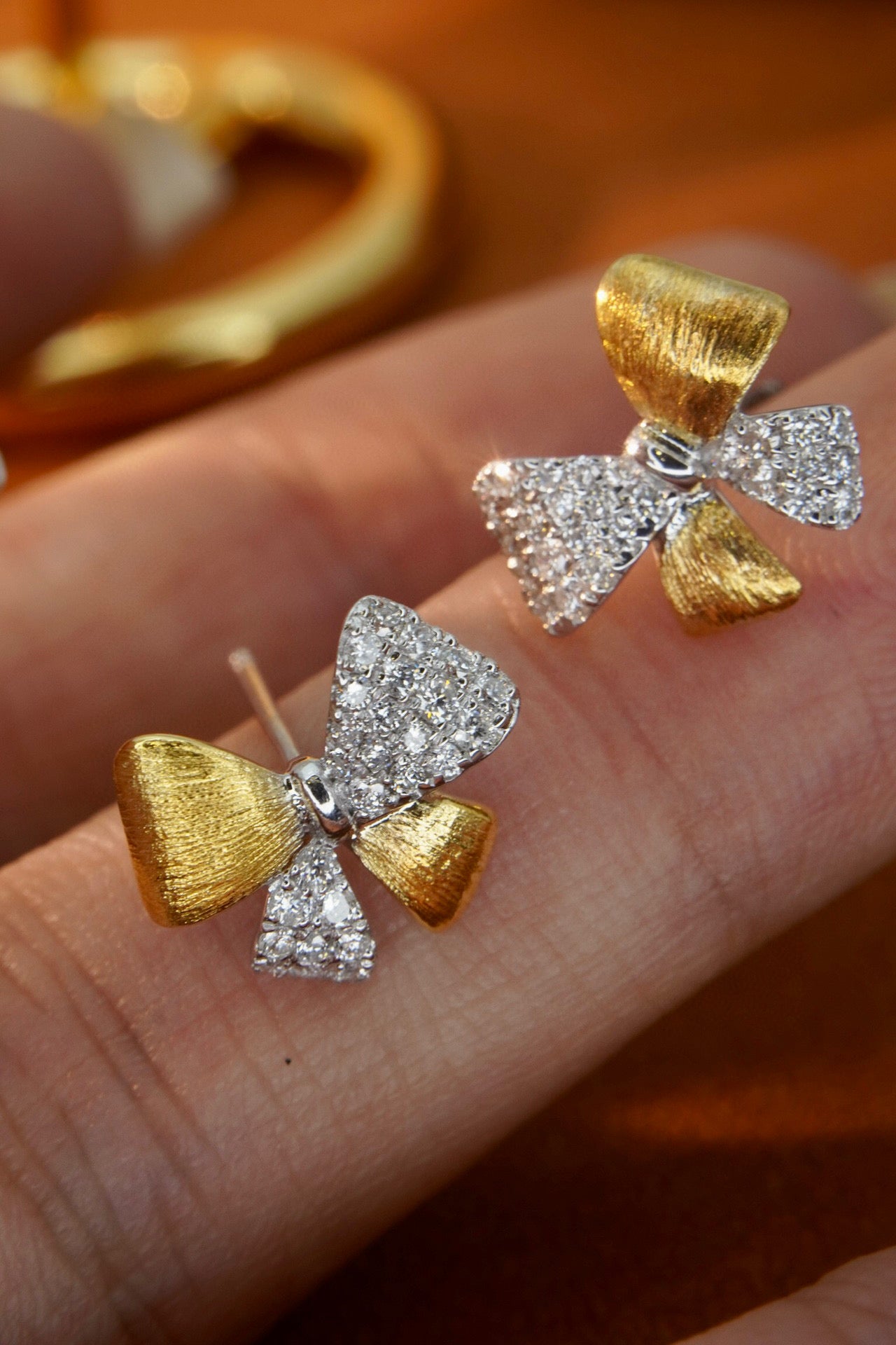 Sweet 18K Solid Gold Diamond Bow Stud Earrings